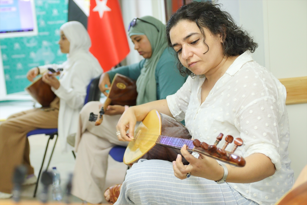 Yunus Emre Enstitüsü Kahire'de bağlama kursu başlattı