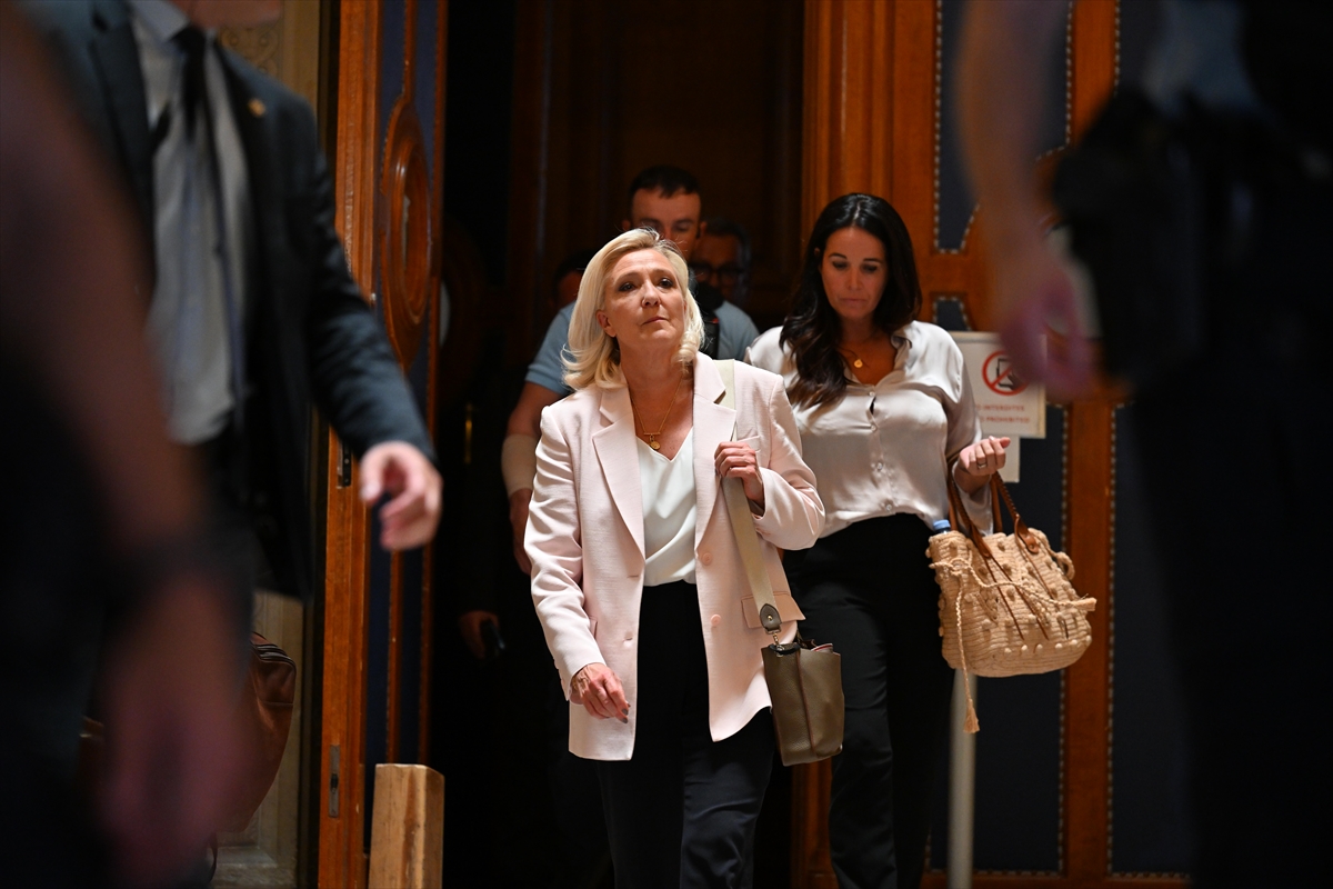 Fransa'da yolsuzluktan suçlu bulunan Le Pen'e 15 ay siyasetten men yasağı verildi