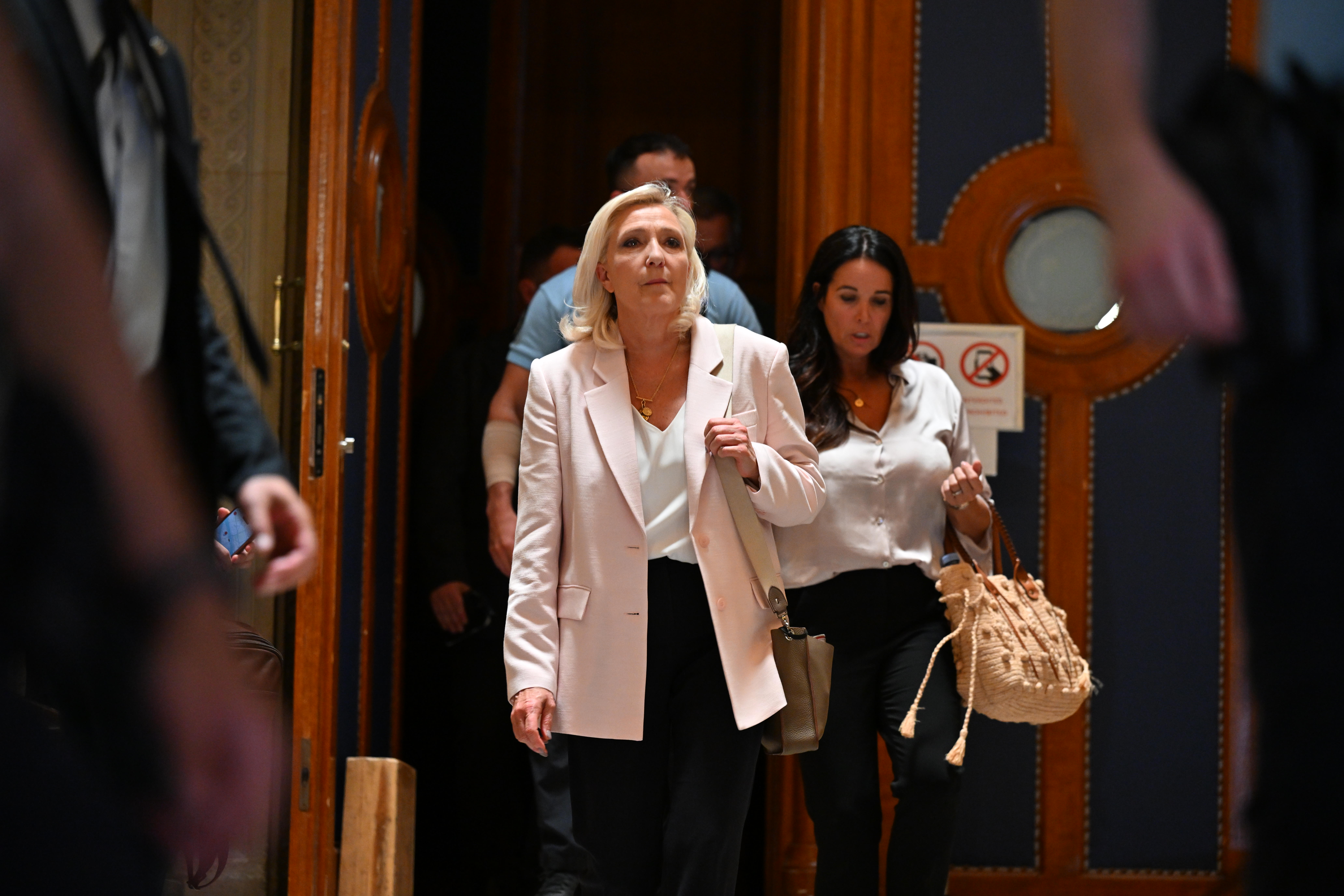 Fransa'da yolsuzluktan suçlu bulunan Le Pen'e 15 ay siyasetten men yasağı verildi
