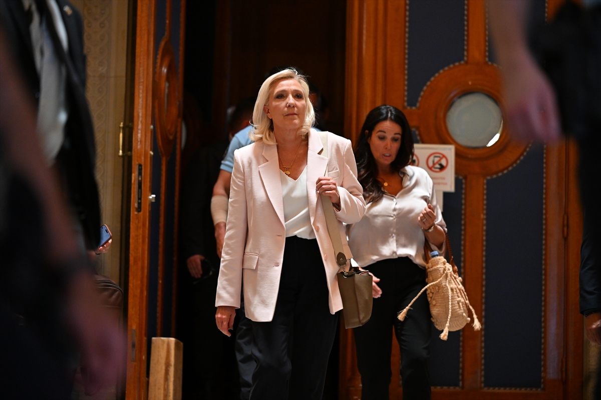 Fransa'da yolsuzluktan suçlu bulunan Le Pen'e 15 ay siyasetten men yasağı verildi