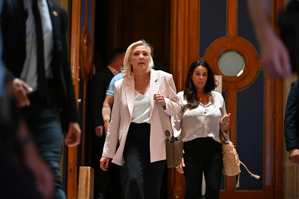 Fransa'da yolsuzluktan suçlu bulunan Le Pen'e 15 ay siyasetten men yasağı verildi