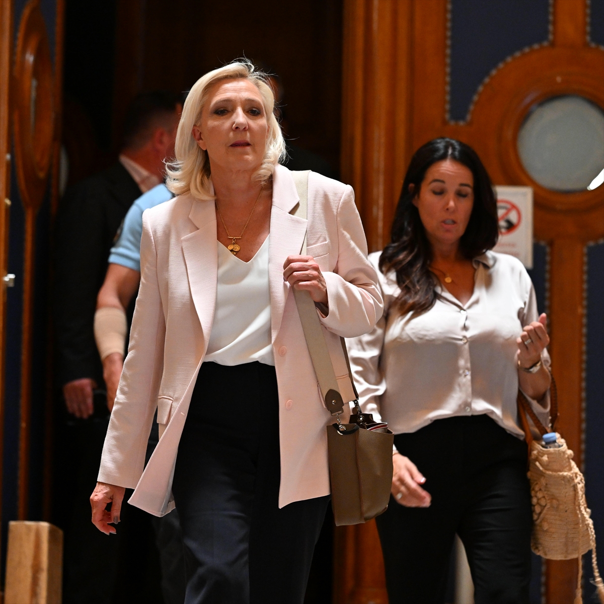Fransa'da yolsuzluktan suçlu bulunan Le Pen'e 15 ay siyasetten men yasağı verildi