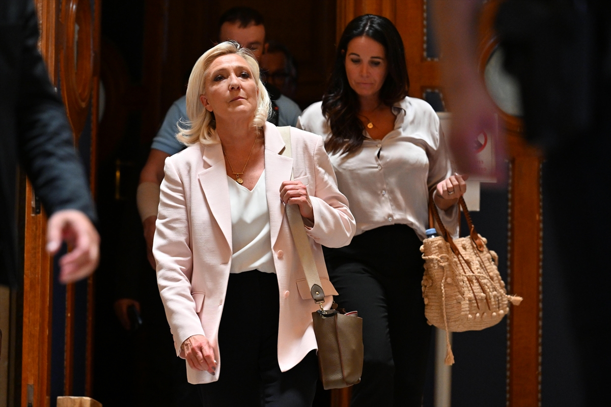 Fransa'da yolsuzluktan suçlu bulunan Le Pen'e 15 ay siyasetten men yasağı verildi