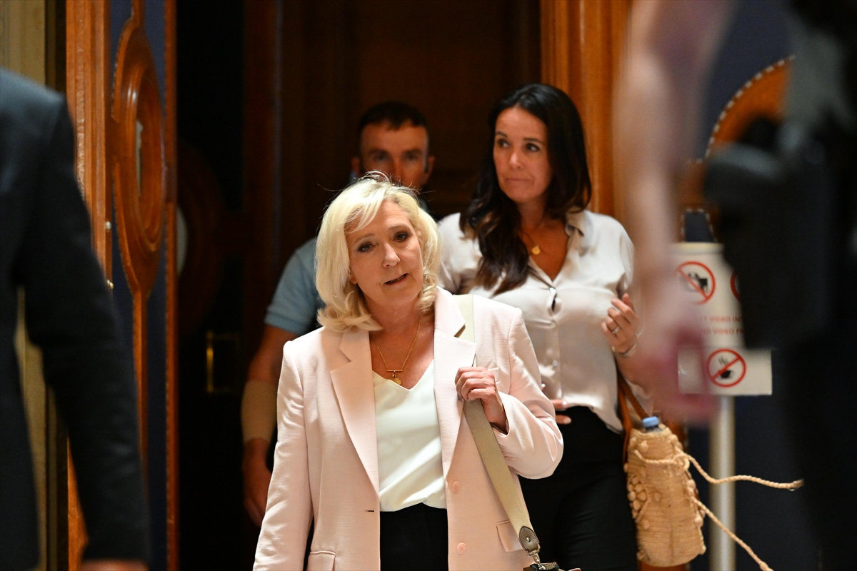 Fransa'da yolsuzluktan suçlu bulunan Le Pen'e 15 ay siyasetten men yasağı verildi