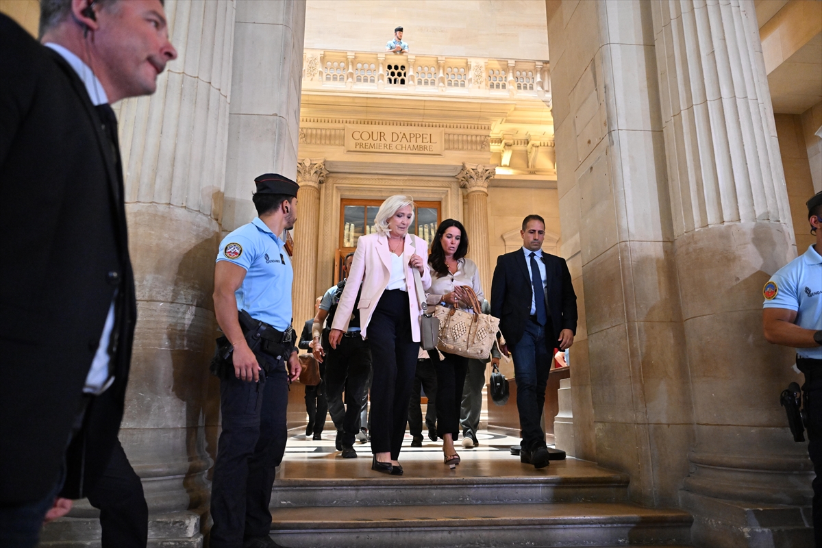 Fransa'da yolsuzluktan suçlu bulunan Le Pen'e 15 ay siyasetten men yasağı verildi
