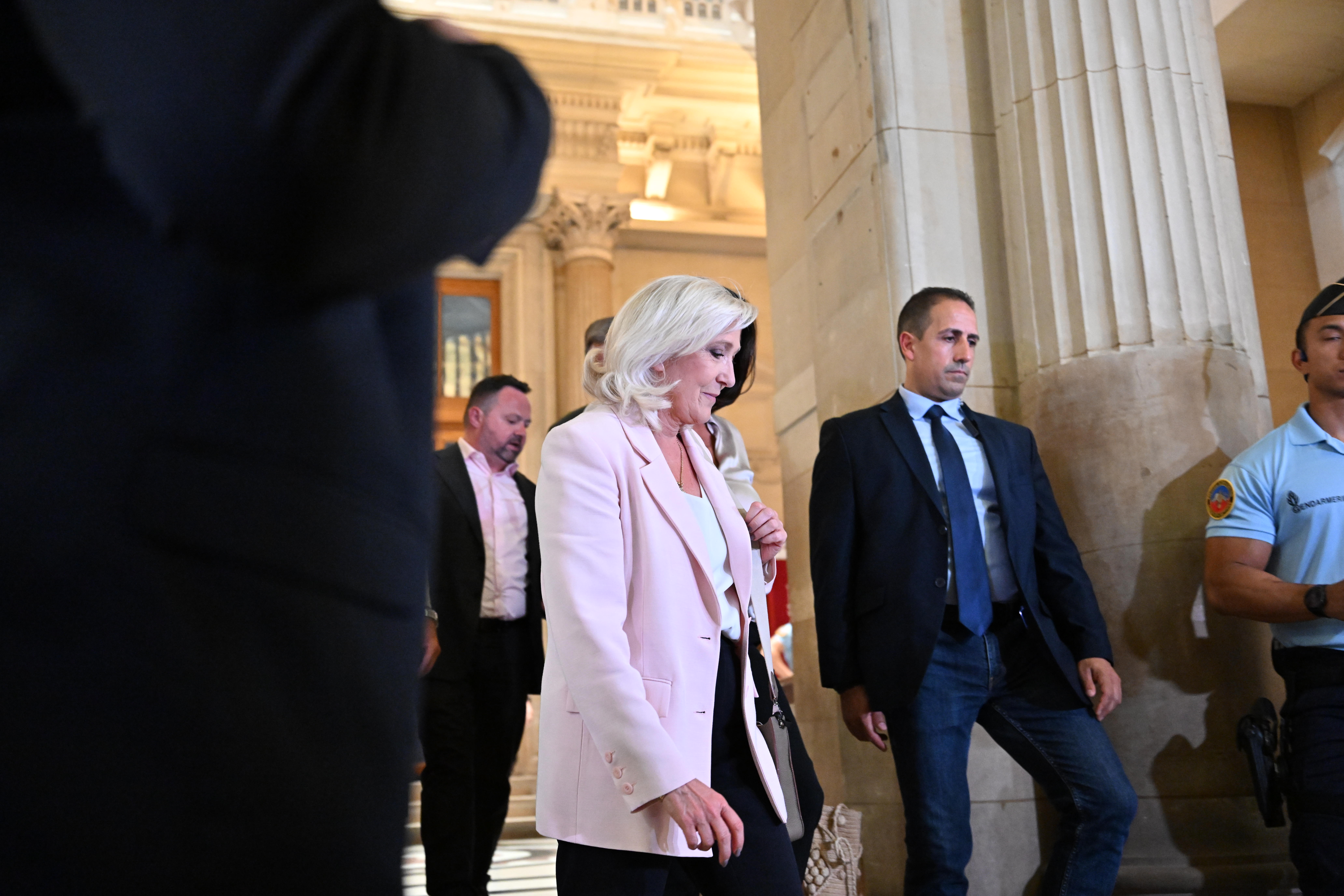 Fransa'da yolsuzluktan suçlu bulunan Le Pen'e 15 ay siyasetten men yasağı verildi