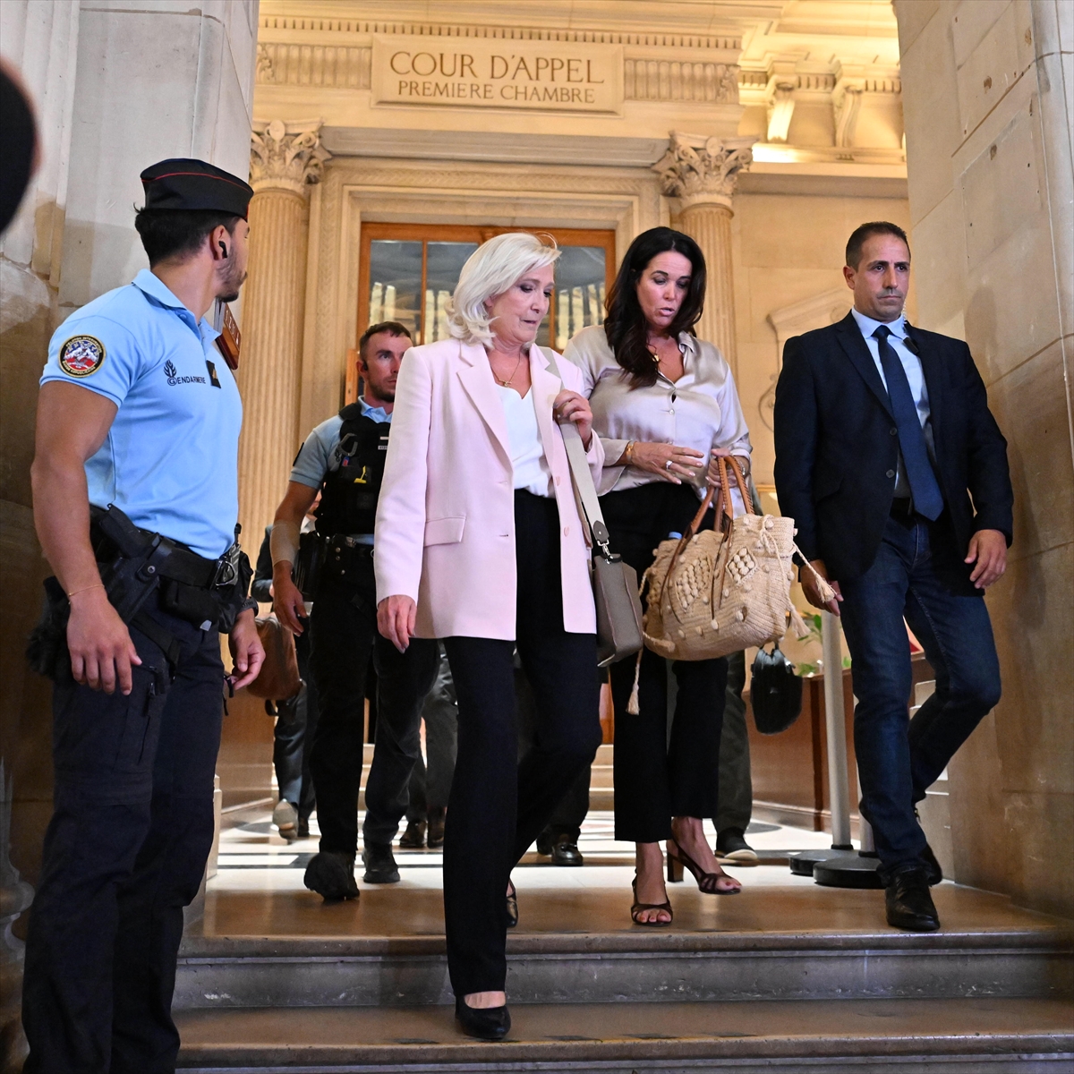 Fransa'da yolsuzluktan suçlu bulunan Le Pen'e 15 ay siyasetten men yasağı verildi