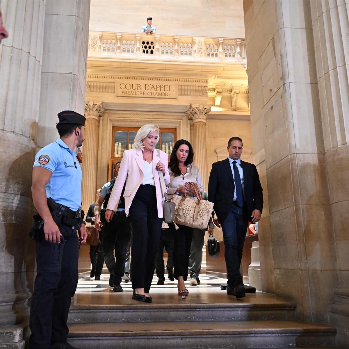 Fransa'da yolsuzluktan suçlu bulunan Le Pen'e 15 ay siyasetten men yasağı verildi