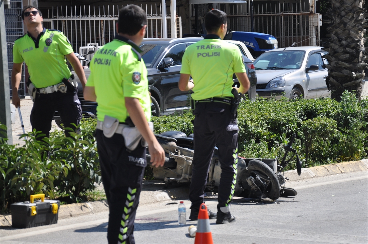 İzmir'de motosikletin iş makinesi yüklü kamyonla çarpışması kamerada