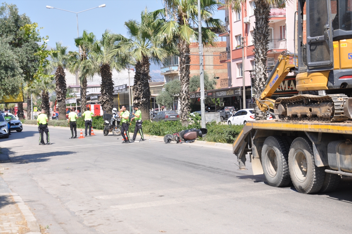 İzmir'de motosikletin iş makinesi yüklü kamyonla çarpışması kamerada