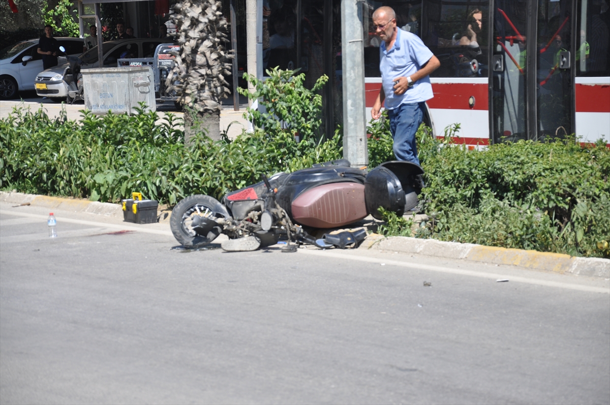 İzmir'de motosikletin iş makinesi yüklü kamyonla çarpışması kamerada
