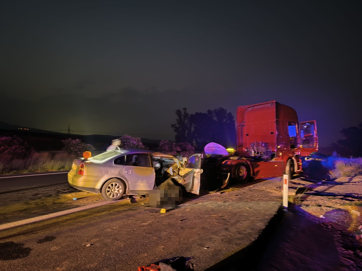 Adana'da otomobil tıra çarptı: 2 ölü