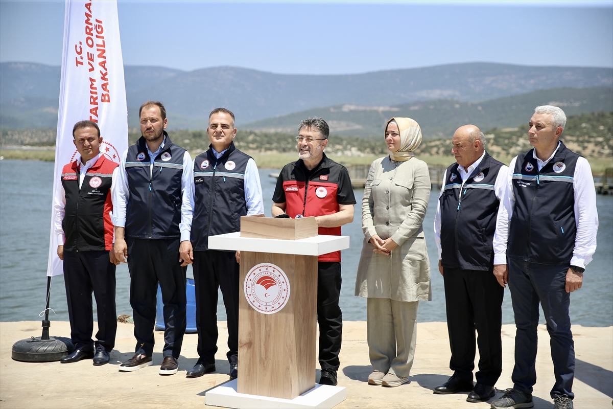 Bakan Yumaklı, Milas Güllük Körfezi'nde su ürünleri tesisini ziyaret etti: