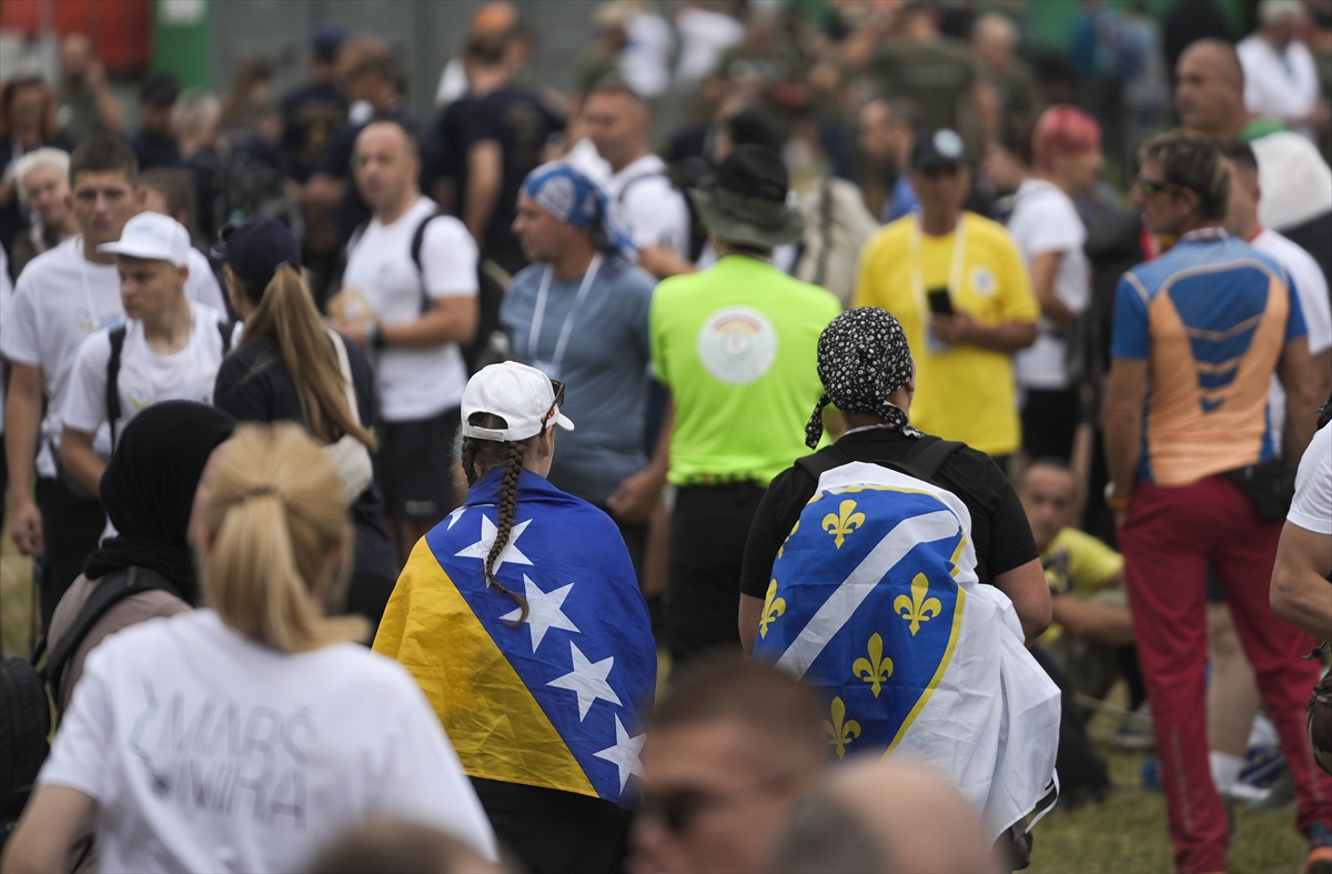 Srebrenitsa Soykırımı kurbanlarını anmak için düzenlenen "Barış Yürüyüşü" başladı