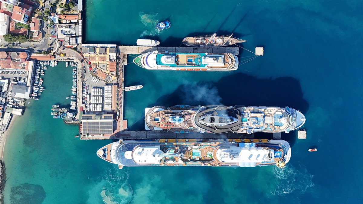 Kuşadası'na 4 gemiyle 9300 turist geldi