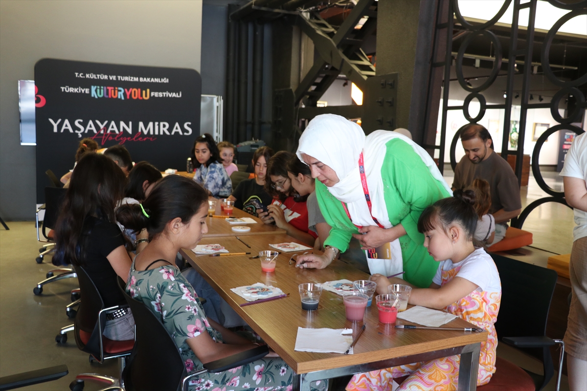 Sakarya'da çocuklar Kültür Yolu Festivali'nde çini sanatını deneyimledi