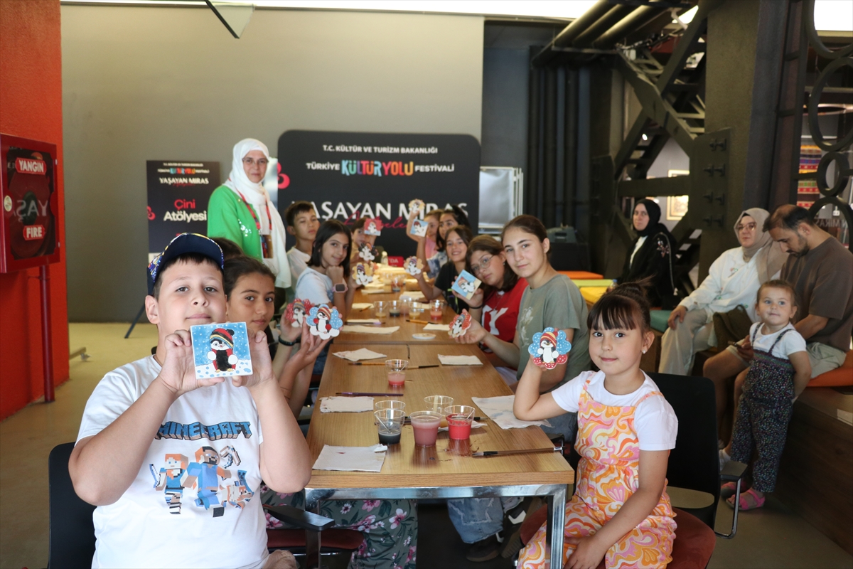 Sakarya'da çocuklar Kültür Yolu Festivali'nde çini sanatını deneyimledi