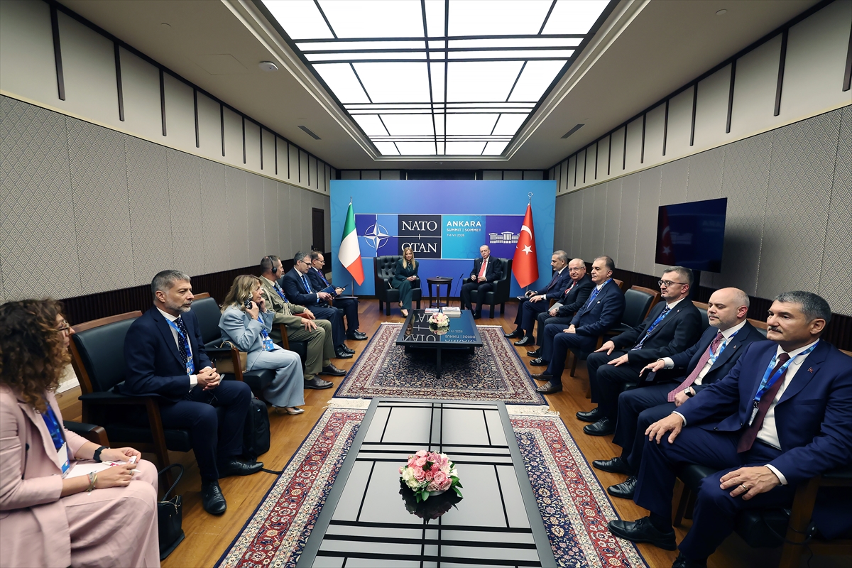 Erdoğan: Meloni'yi NATO Zirvesi'nde kabul etti