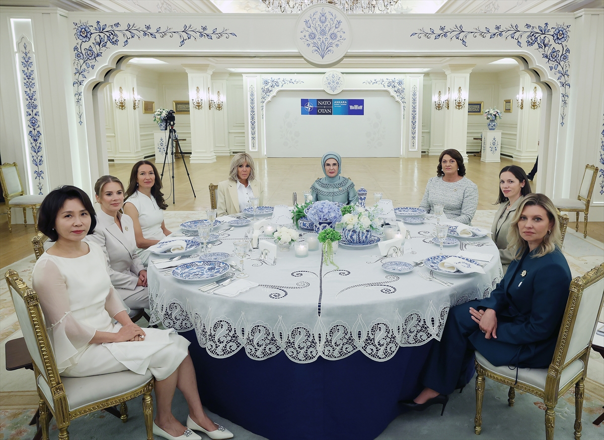 NATO ANKARA ZİRVESİ - Emine Erdoğan, NATO marjında lider eşleriyle Çankaya Köşkü'nde bir araya geldi: