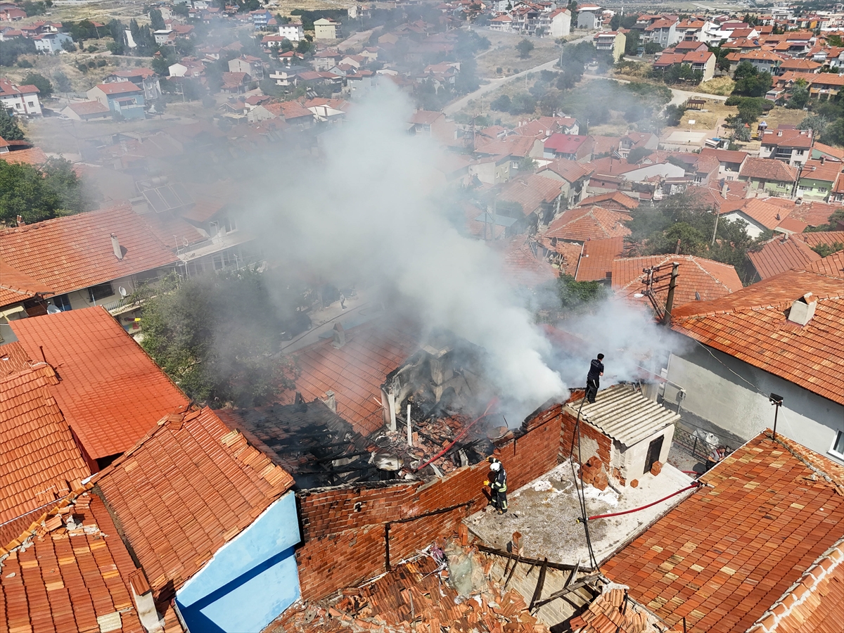 Uşak'ta tek katlı ev yanarak kullanılamaz hale geldi