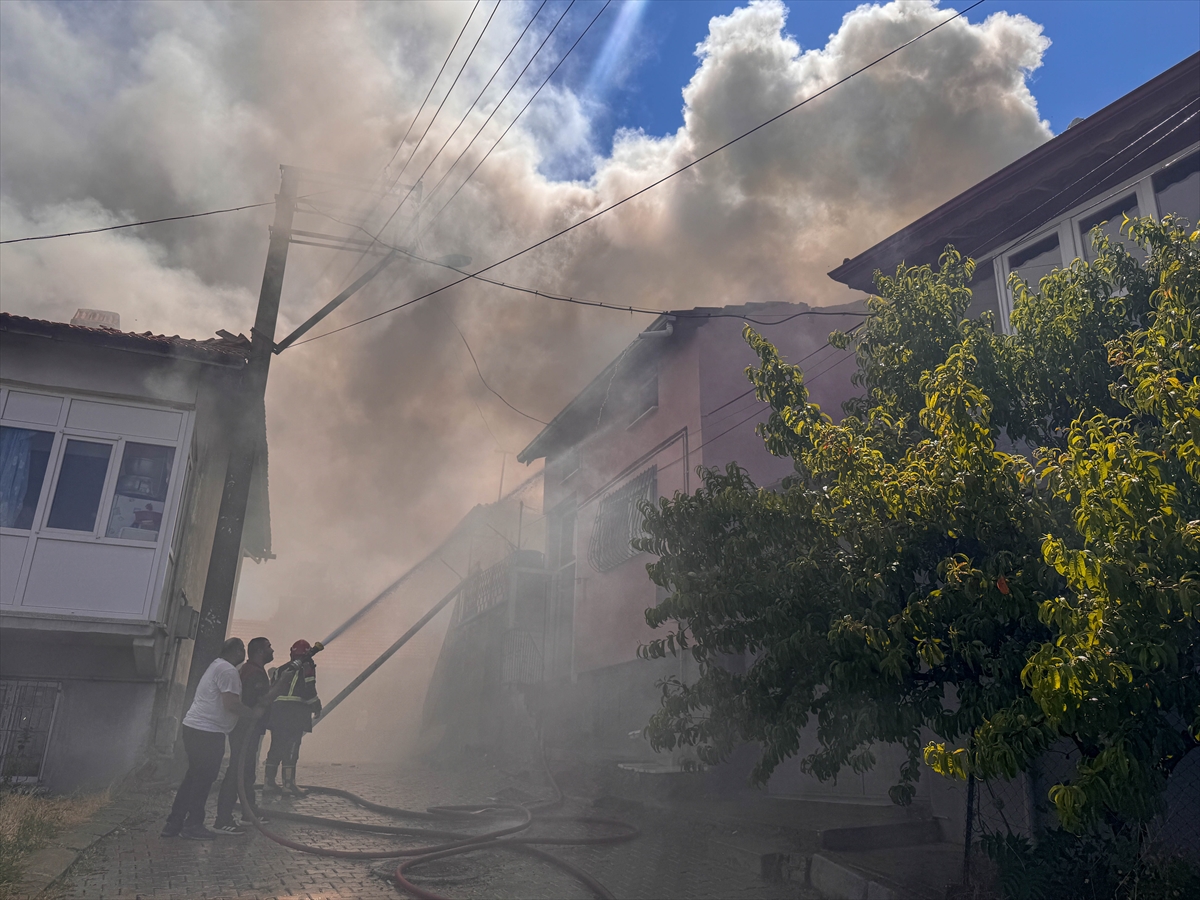 Uşak'ta tek katlı ev yanarak kullanılamaz hale geldi