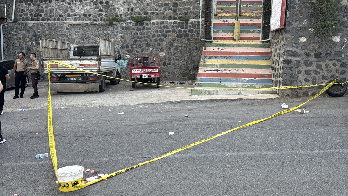 Diyarbakır'da otomobilinde silahlı saldırıya uğrayan sürücü yaşamını yitirdi