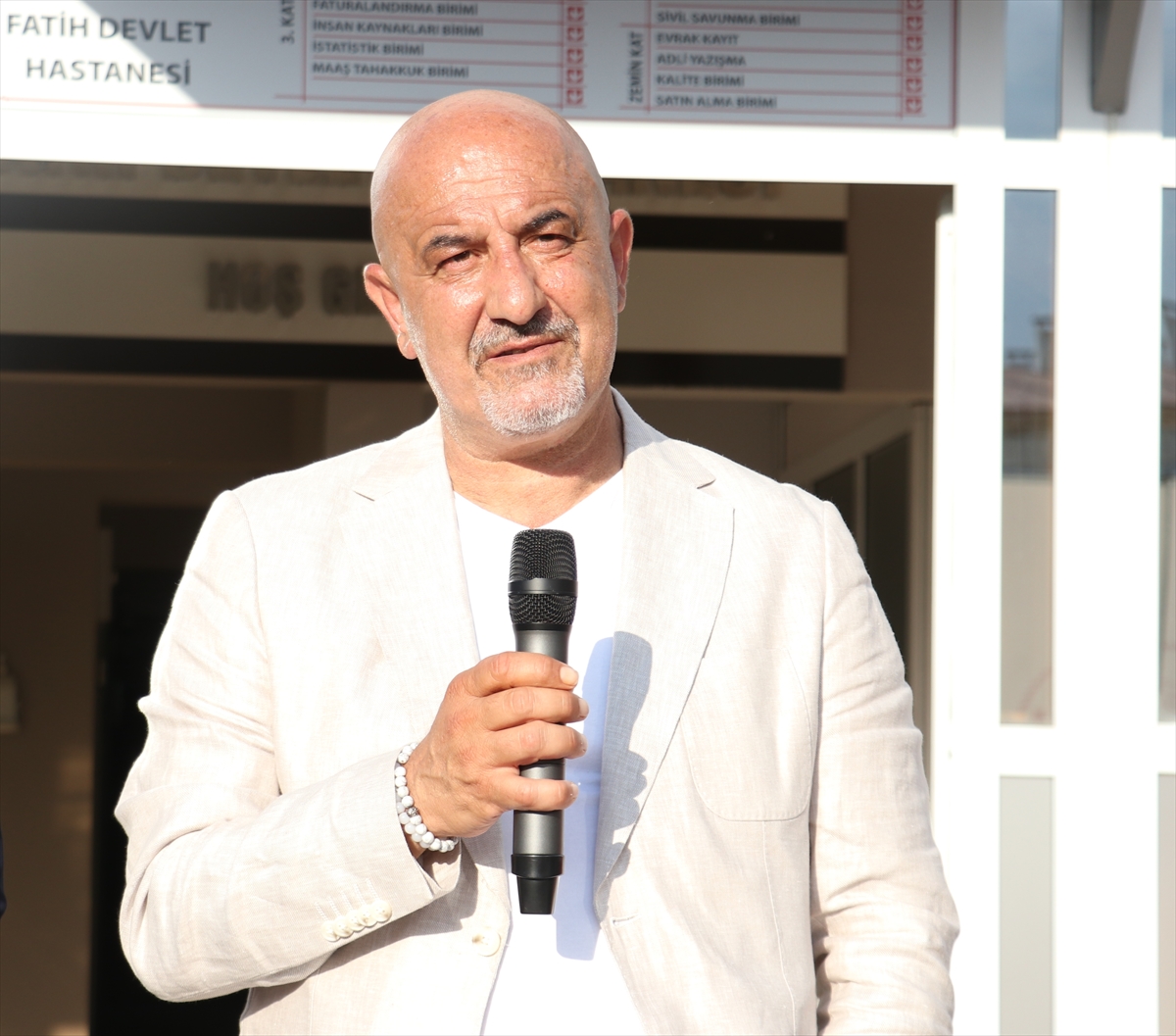 Varol Uzlu'nun "Yaşamın Sırtındaki Fotoğraflar" sergisi açıldı