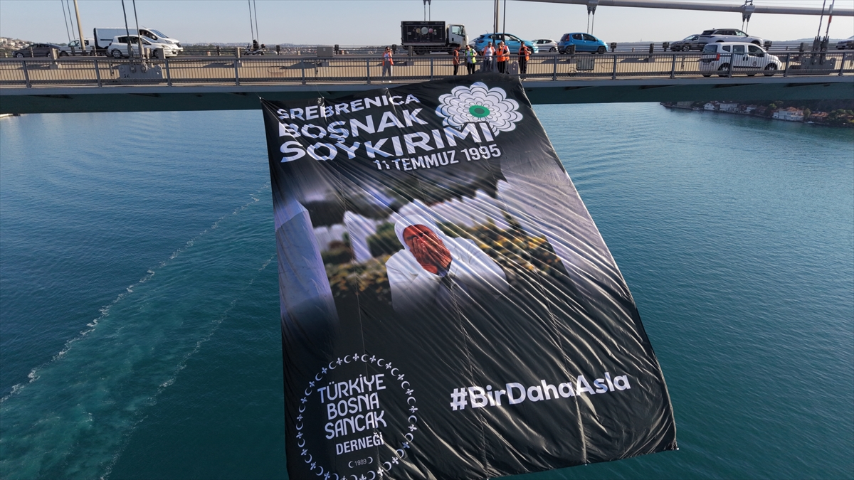 Srebrenitsa Soykırımı'nın 31. yılı dolayısıyla İstanbul Boğazı'ndaki köprülere pankart asıldı