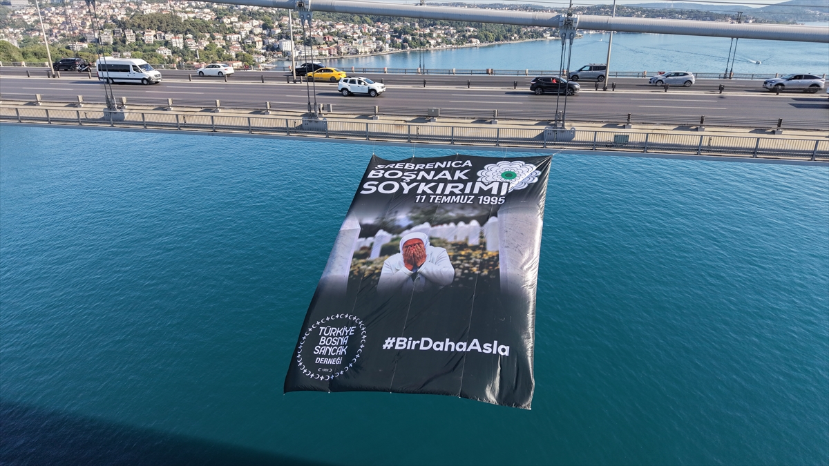Srebrenitsa Soykırımı'nın 31. yılı dolayısıyla İstanbul Boğazı'ndaki köprülere pankart asıldı