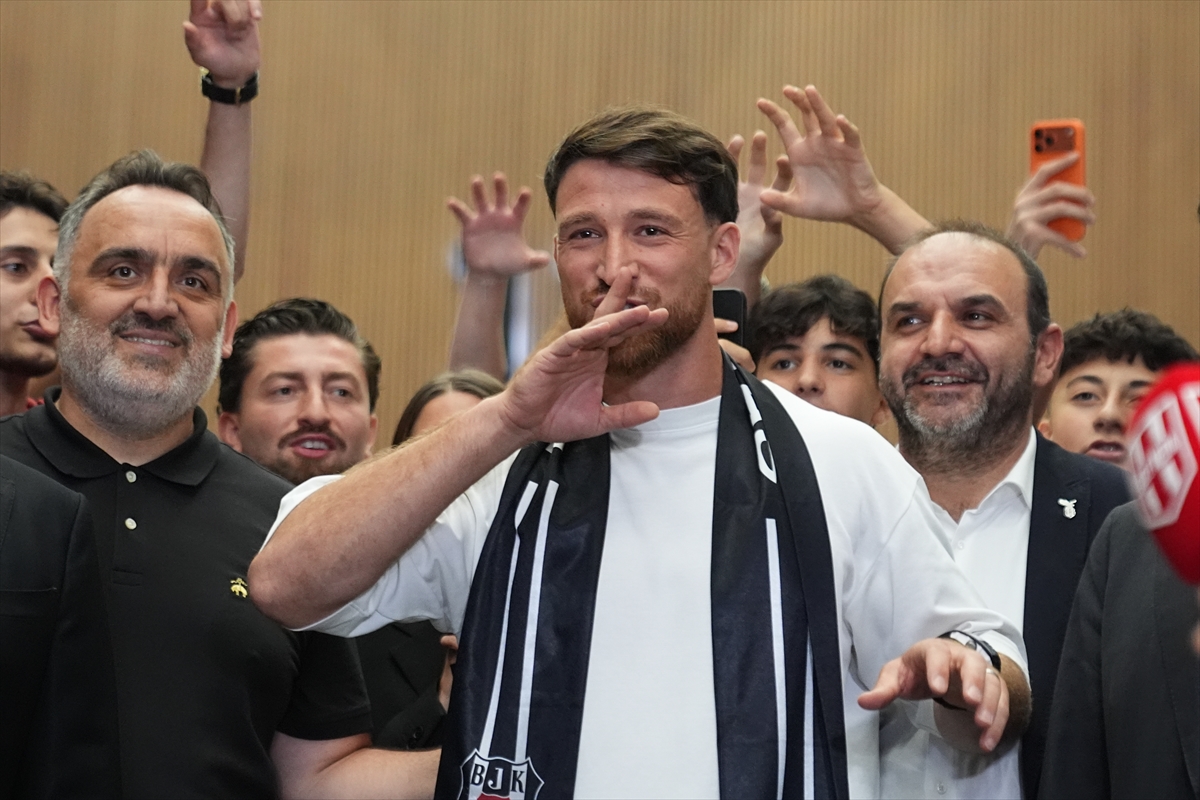 Cem Adrian ENKA'da türkülerle sahne aldı