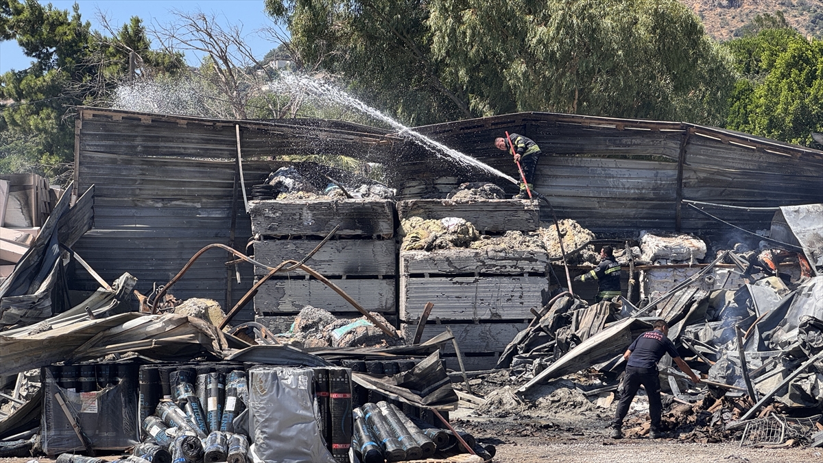 Bodrum'da yapı market deposunda yangın söndürüldü