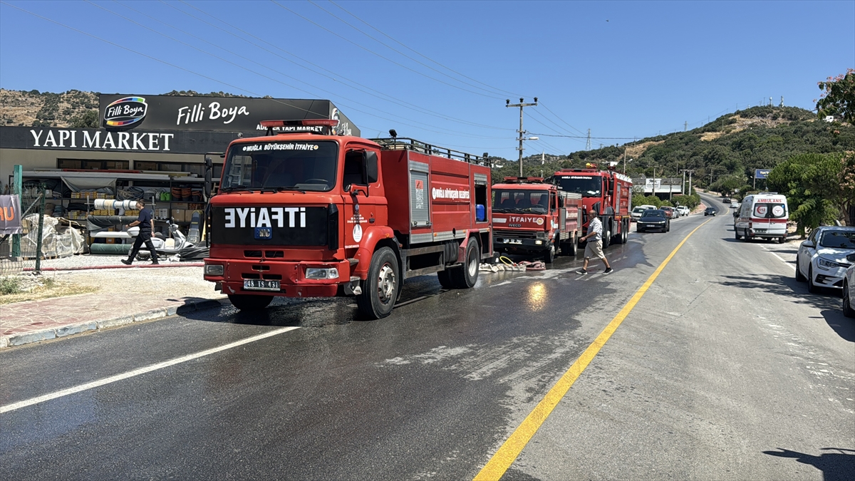 Bodrum'da yapı market deposunda yangın söndürüldü