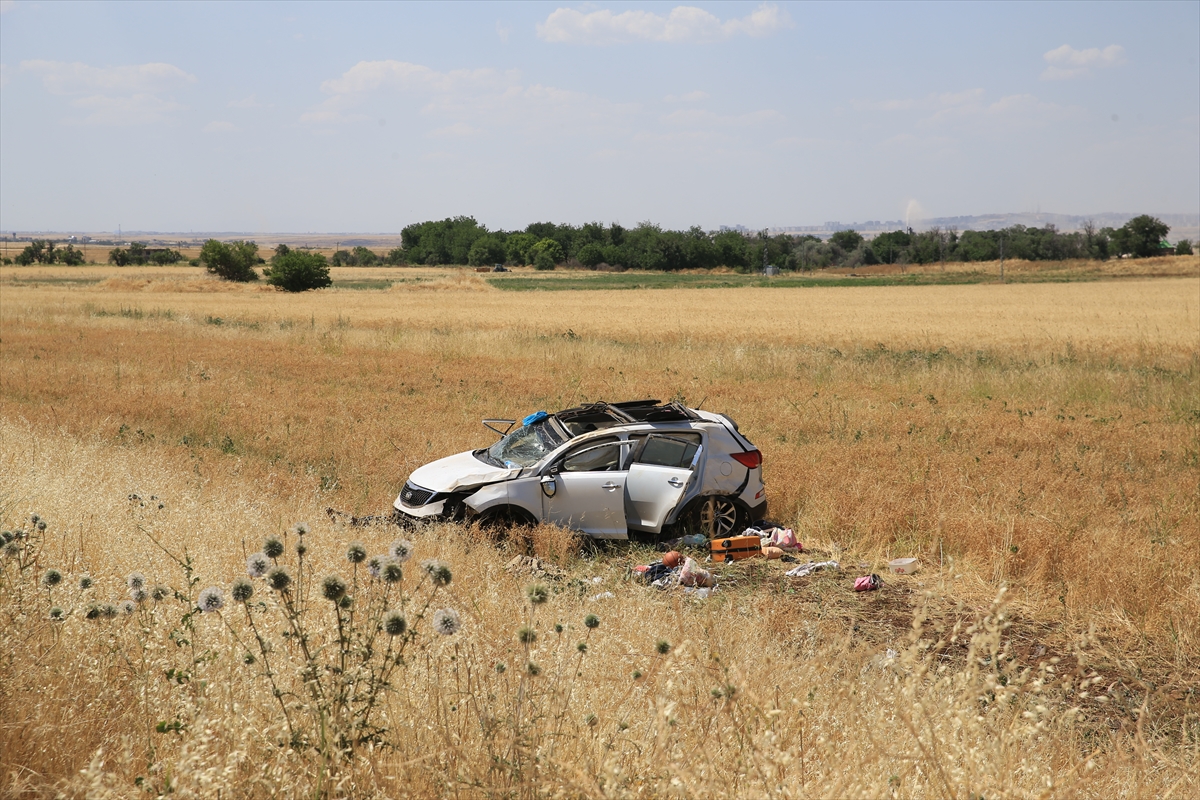 Diyarbakır'da şarampole devrilen otomobildeki 5 kişi yaralandı