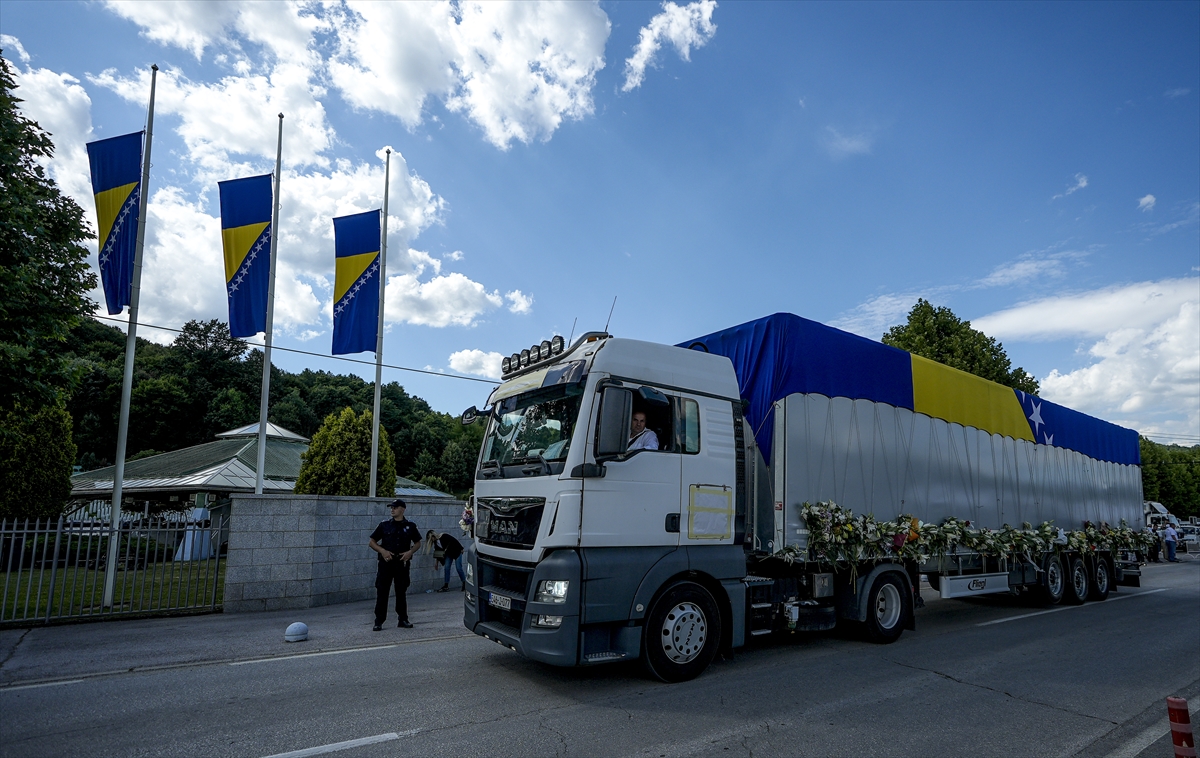 Srebrenitsa'da 10 cenaze gözyaşlarıyla karşılandı