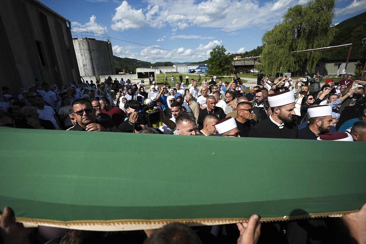 Srebrenitsa'da 10 cenaze gözyaşlarıyla karşılandı