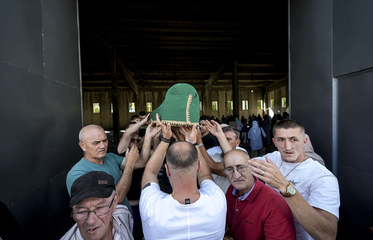 Srebrenitsa'da 10 cenaze gözyaşlarıyla karşılandı