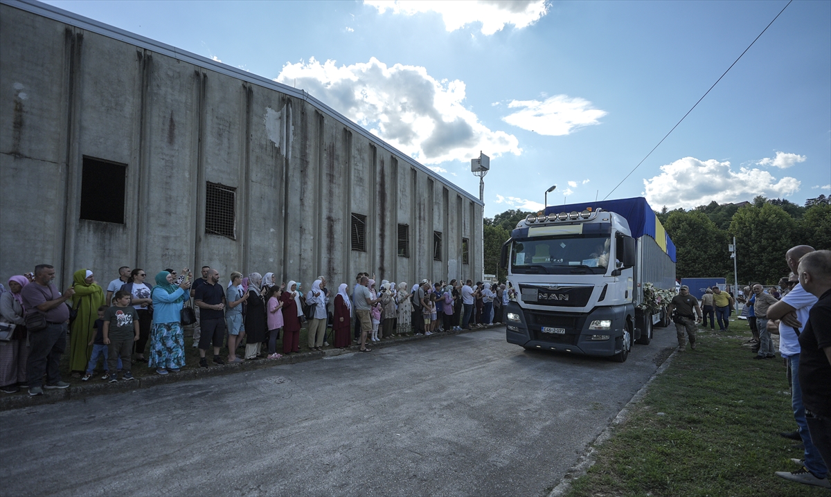 Srebrenitsa'da 10 cenaze gözyaşlarıyla karşılandı