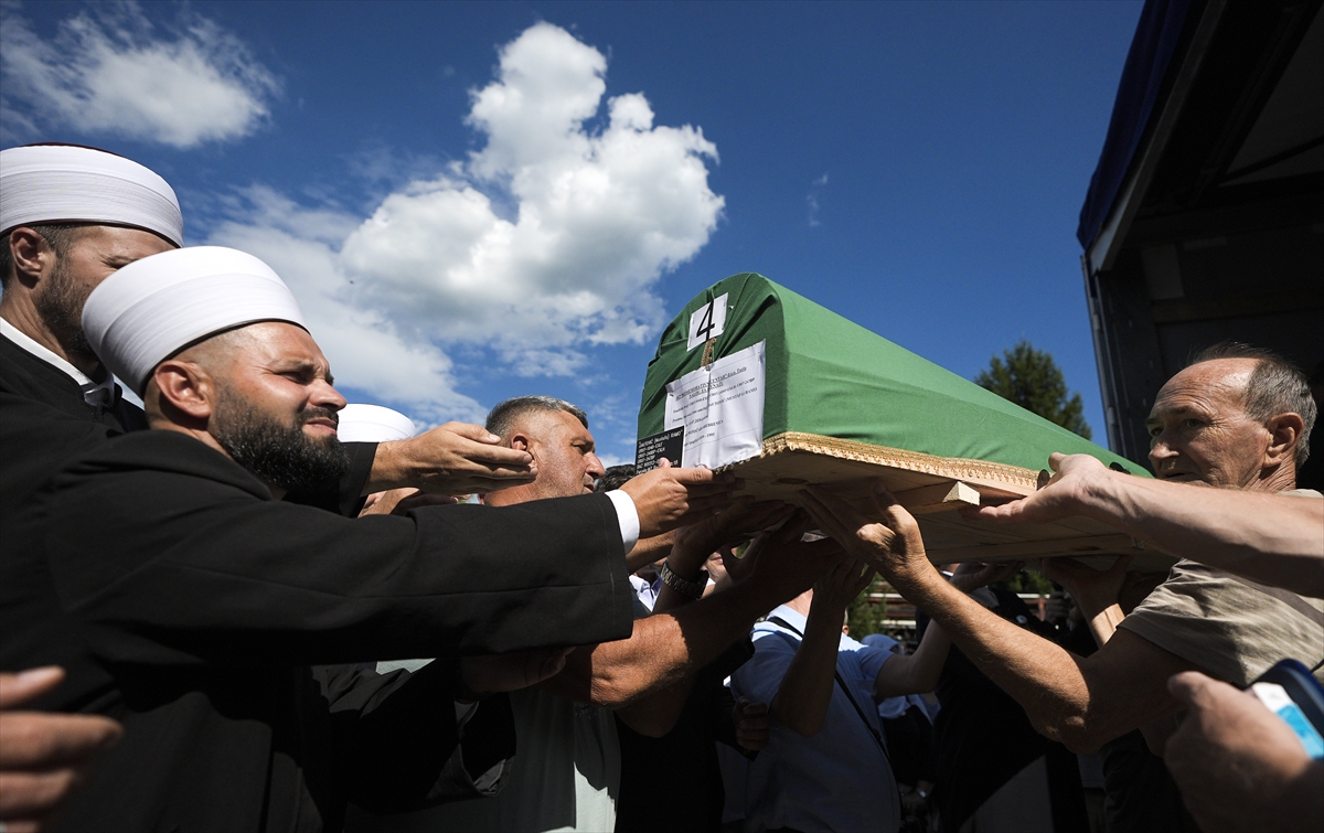 Srebrenitsa'da 10 cenaze gözyaşlarıyla karşılandı