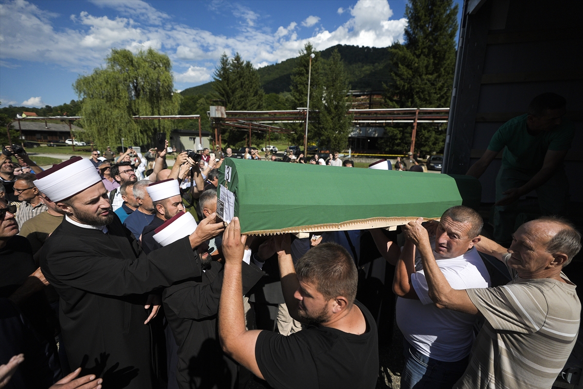 Srebrenitsa'da 10 cenaze gözyaşlarıyla karşılandı