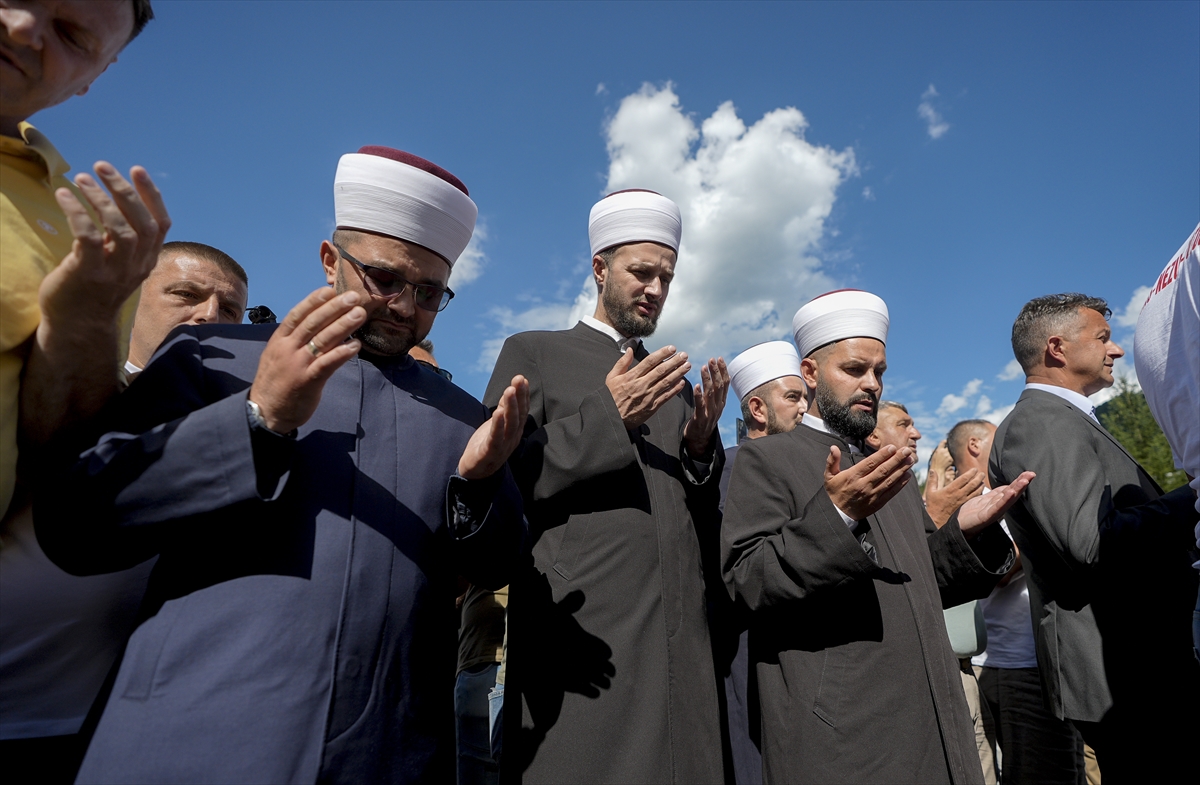 Srebrenitsa'da 10 cenaze gözyaşlarıyla karşılandı