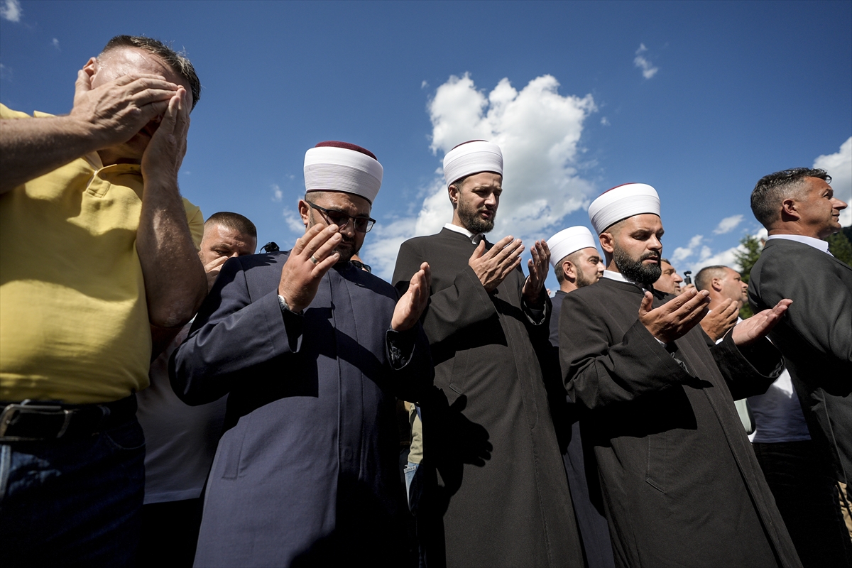 Srebrenitsa'da 10 cenaze gözyaşlarıyla karşılandı