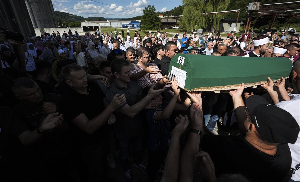 Srebrenitsa'da 10 cenaze gözyaşlarıyla karşılandı