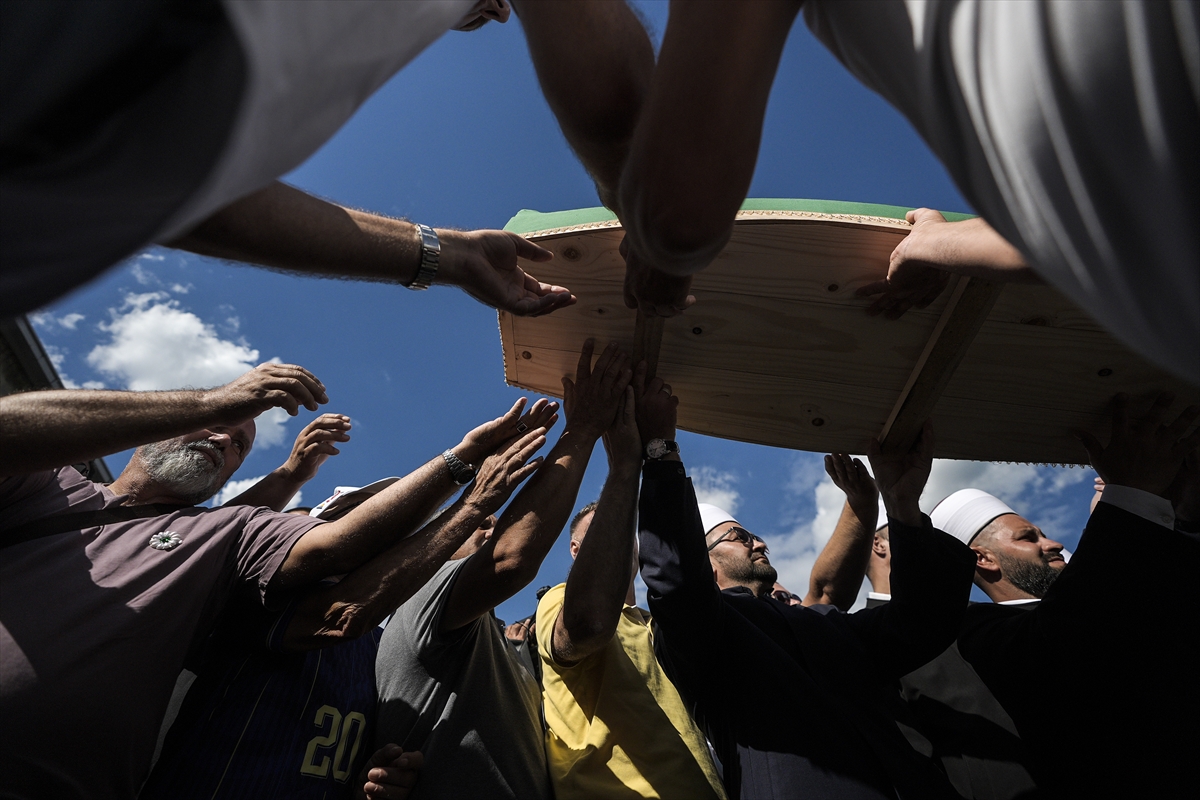 Srebrenitsa'da 10 cenaze gözyaşlarıyla karşılandı