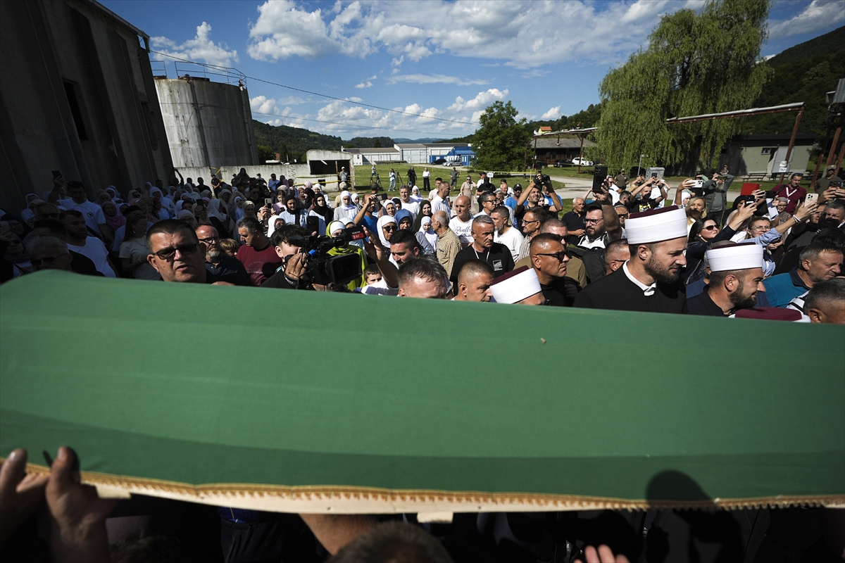Srebrenitsa'da 10 cenaze gözyaşlarıyla karşılandı