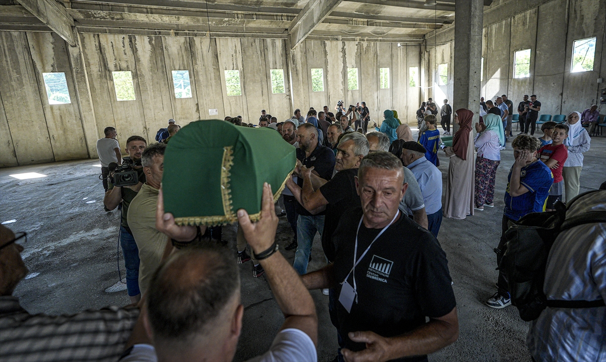 Srebrenitsa'da 10 cenaze gözyaşlarıyla karşılandı