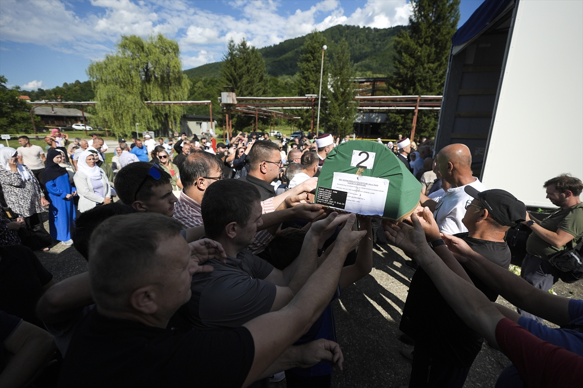 Srebrenitsa'da 10 cenaze gözyaşlarıyla karşılandı