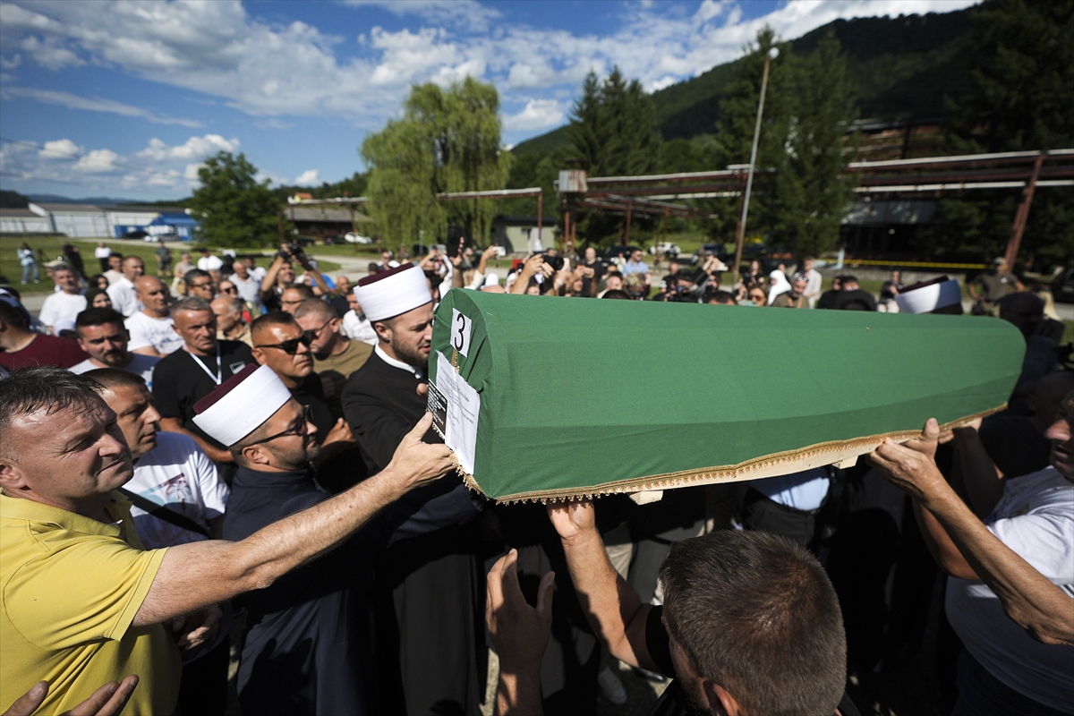 Srebrenitsa'da 10 cenaze gözyaşlarıyla karşılandı