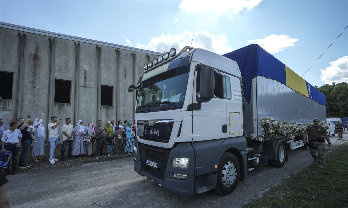 Srebrenitsa'da 10 cenaze gözyaşlarıyla karşılandı