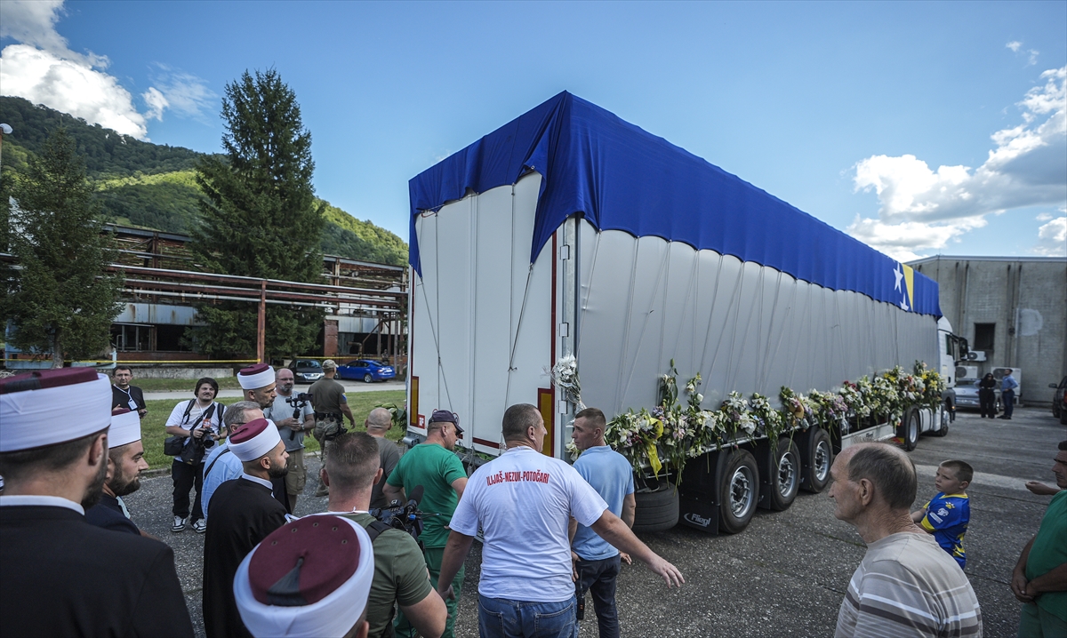 Srebrenitsa'da 10 cenaze gözyaşlarıyla karşılandı