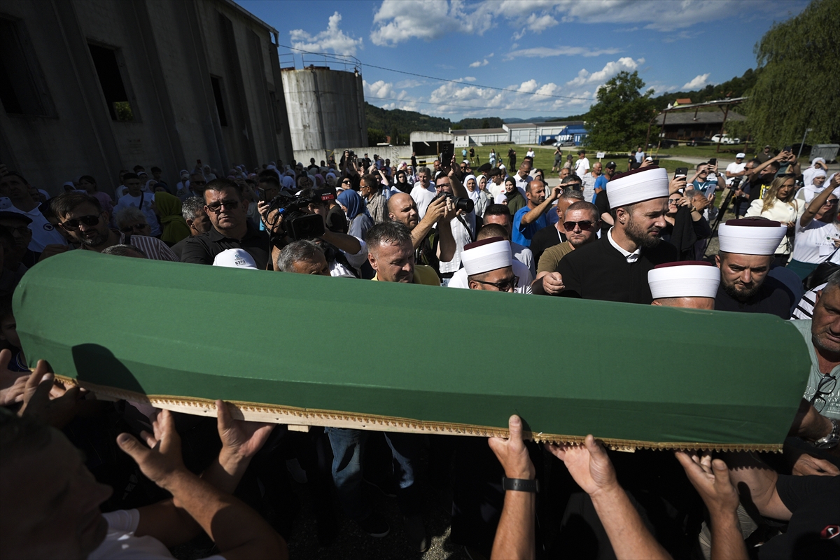 Srebrenitsa'da 10 cenaze gözyaşlarıyla karşılandı